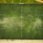 Campo de fútbol visto desde la grada, relacionado con planificación deportiva e inteligencia artificial