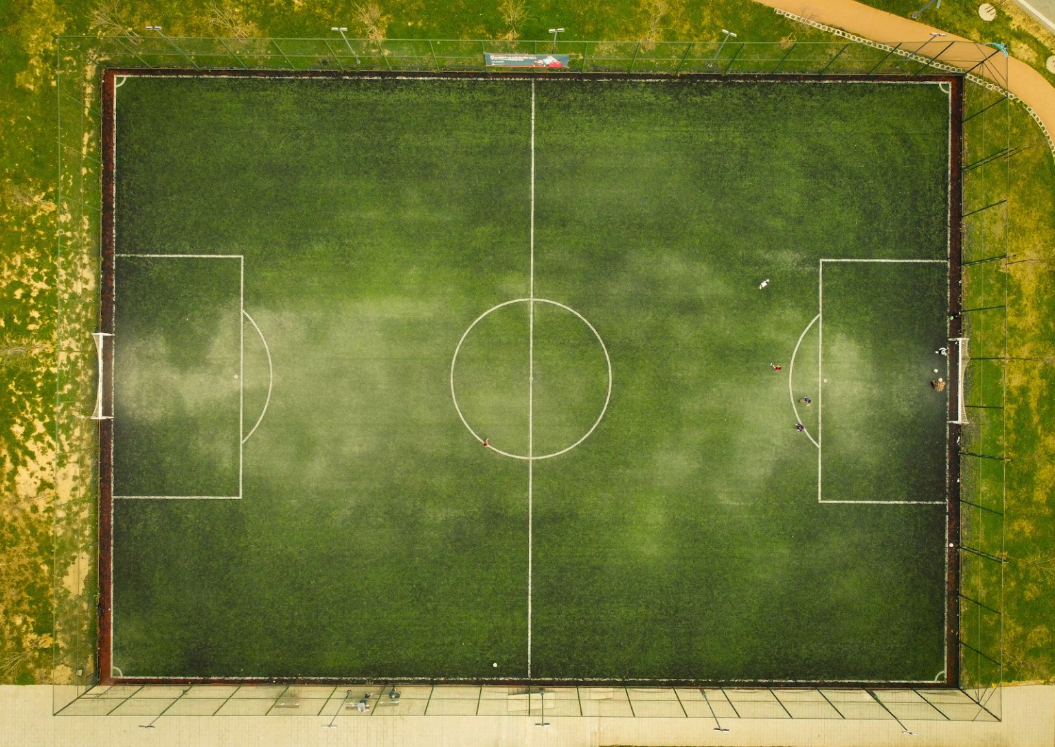 Campo de fútbol visto desde la grada, relacionado con planificación deportiva e inteligencia artificial