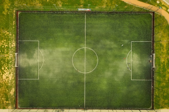 Campo de fútbol visto desde la grada, relacionado con planificación deportiva e inteligencia artificial