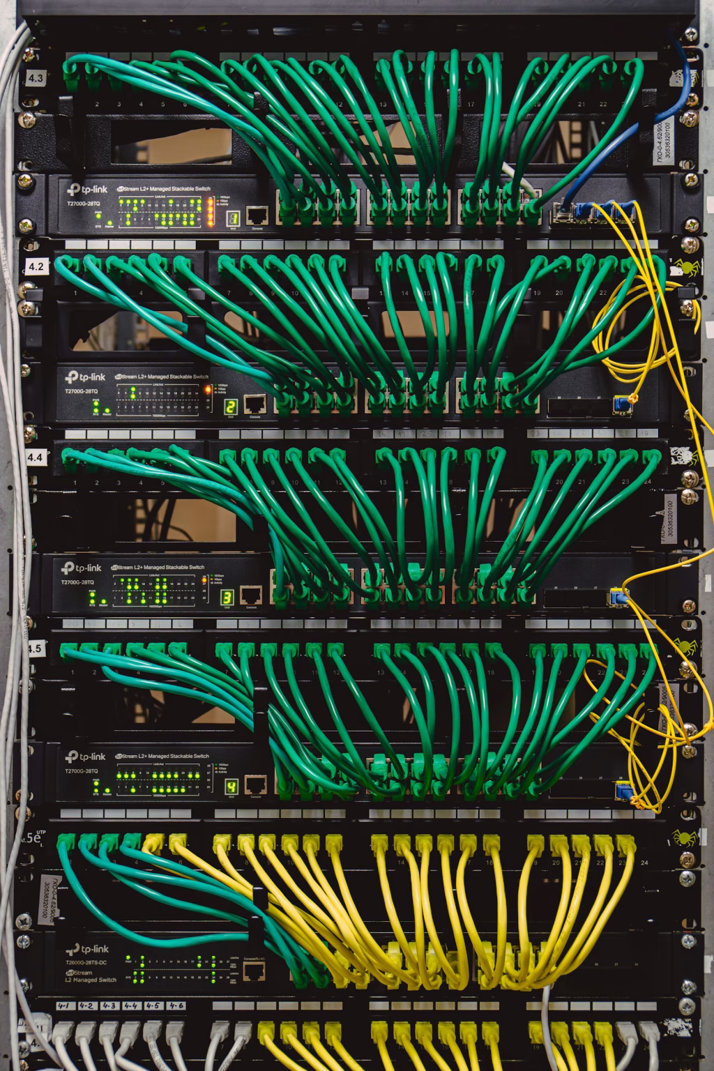 Rack de red con cables y equipos de infraestructura tecnológica