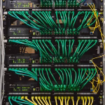 Rack de red con cables y equipos de infraestructura tecnológica