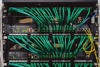 Rack de red con cables y equipos de infraestructura tecnológica