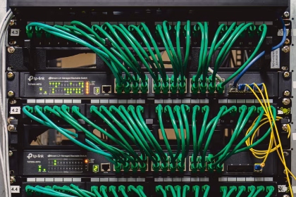 Rack de red con cables y equipos de infraestructura tecnológica