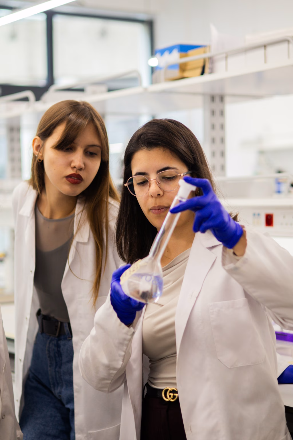 Dos científicas examinan una muestra en un laboratorio de biotecnología
