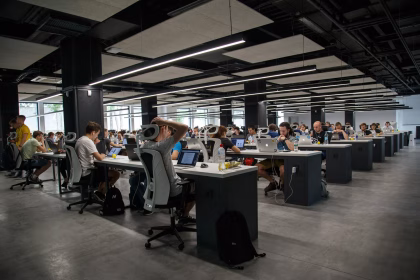 Equipo startup trabajando en crecimiento y producto digital