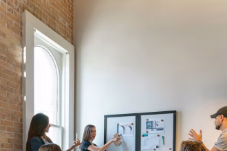 Equipo de una startup trabajando en una sala de reuniones