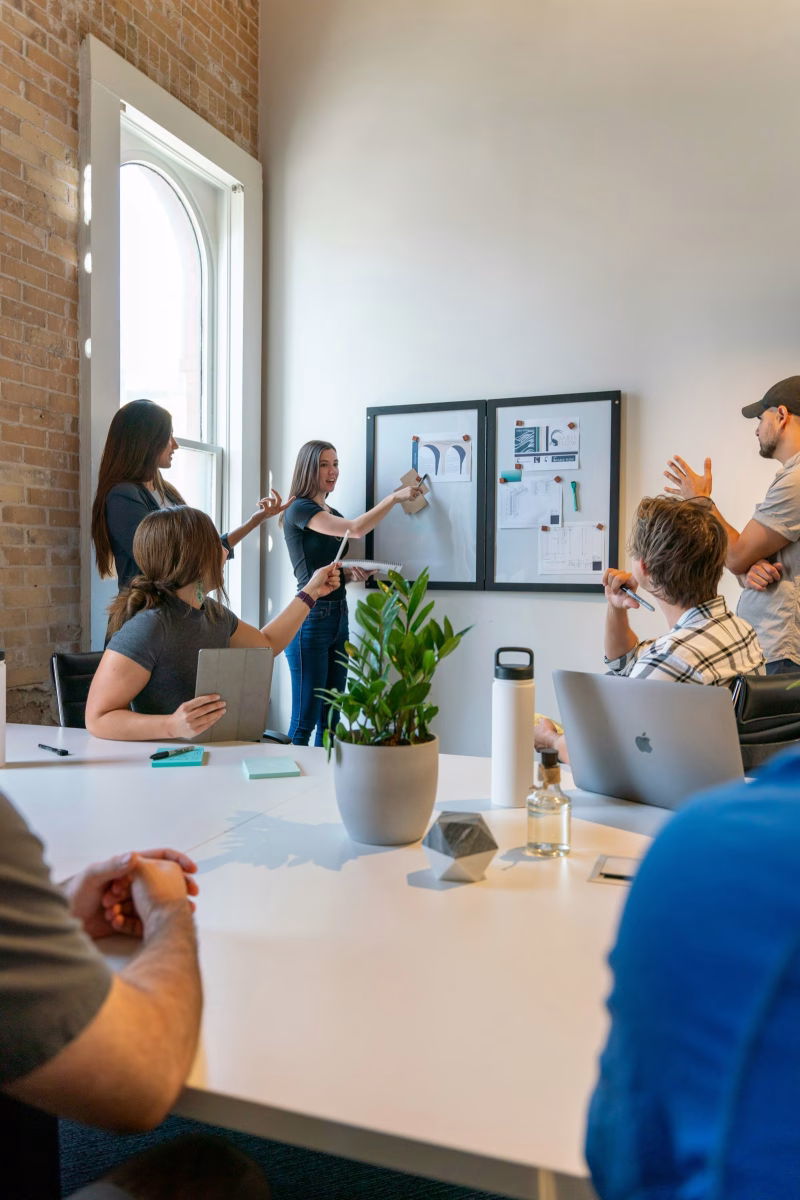 Equipo de una startup trabajando en una sala de reuniones