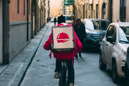 Repartidor urbano en bicicleta, imagen asociada al negocio europeo de delivery