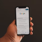 Teléfono móvil con el logotipo de Google en pantalla, asociado a regulación europea de plataformas digitales.