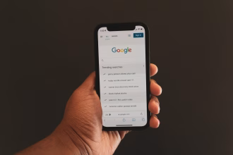 Teléfono móvil con el logotipo de Google en pantalla, asociado a regulación europea de plataformas digitales.
