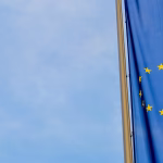 Bandera de la Unión Europea junto a un edificio institucional