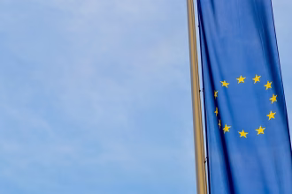 Bandera de la Unión Europea junto a un edificio institucional
