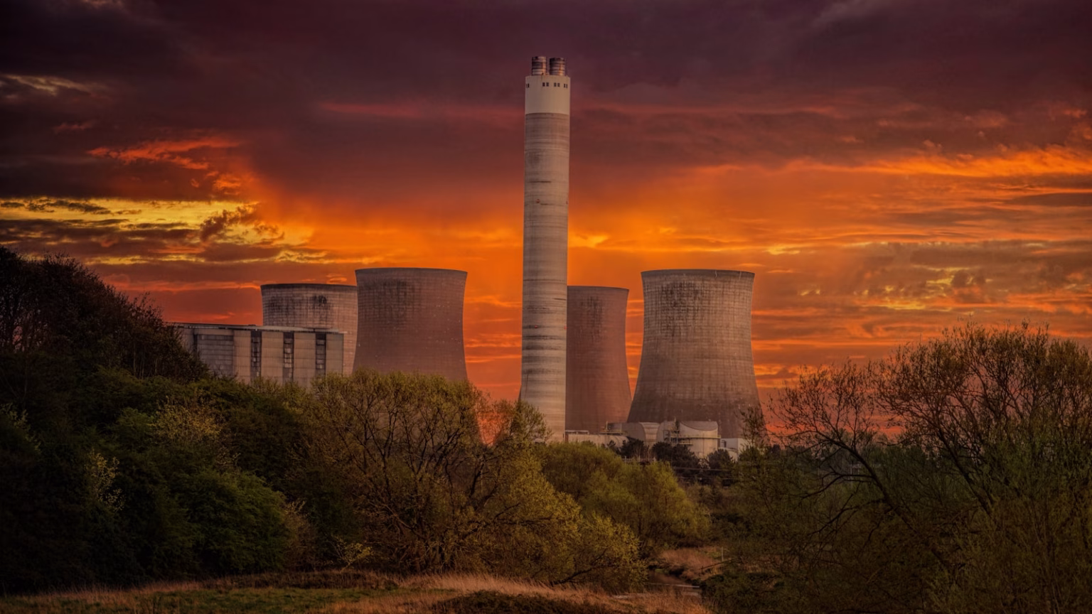 Torres de refrigeración de una central energética, relacionadas con nueva energía para centros de datos de IA