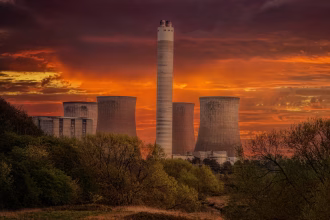 Torres de refrigeración de una central energética, relacionadas con nueva energía para centros de datos de IA