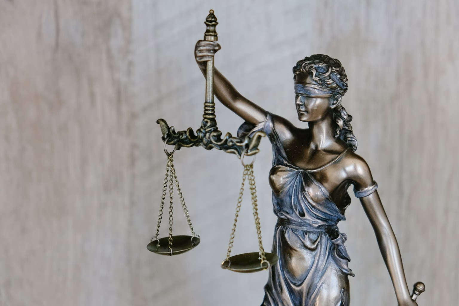 Mesa de trabajo legal con documentos y ordenador portátil para gestión jurídica digital.