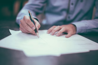 Documentos legales y ordenador en una mesa de trabajo