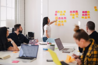 Equipo en una reunión de trabajo, imagen temática para ventas B2B y startups tecnológicas