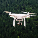 Drone en vuelo como referencia a logística autónoma y reparto tecnológico