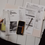 Mesa de trabajo con gráficos financieros, imagen asociada a inversión tecnológica e inteligencia artificial.