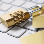 Candado sobre un teclado como símbolo de seguridad digital
