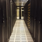 Centro de datos con filas de servidores para infraestructura de inteligencia artificial