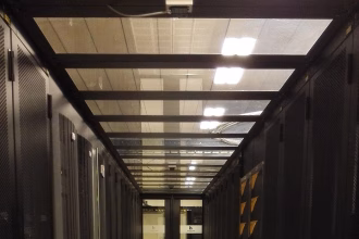 Centro de datos con filas de servidores para infraestructura de inteligencia artificial