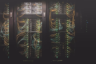 Sala de servidores en un centro de datos, imagen relacionada con infraestructura de inteligencia artificial