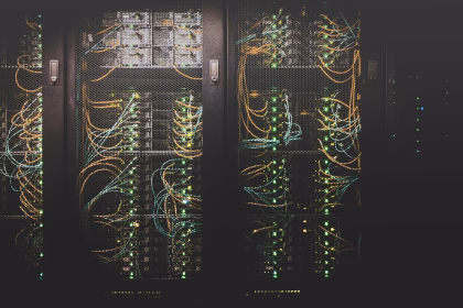 Sala de servidores en un centro de datos, imagen relacionada con infraestructura de inteligencia artificial