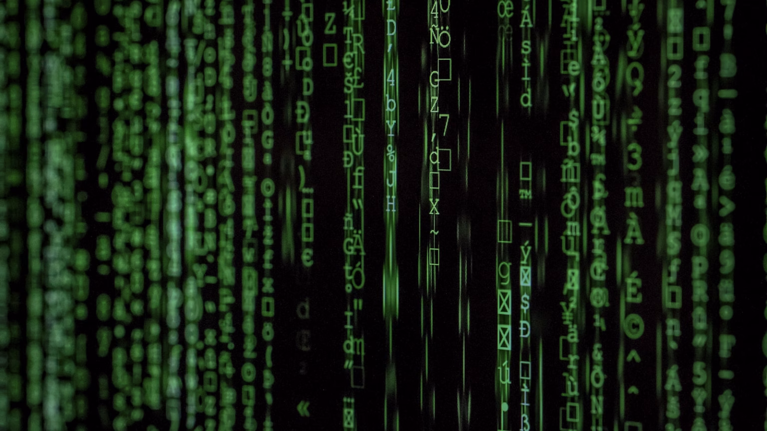 Código y datos sobre una pantalla como símbolo de confianza y regulación de IA
