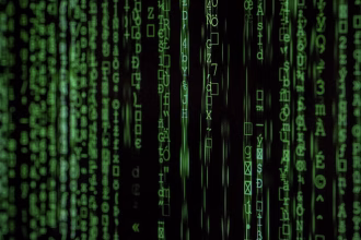 Código y datos sobre una pantalla como símbolo de confianza y regulación de IA