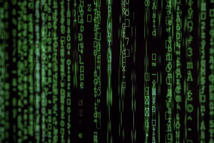 Código y datos sobre una pantalla como símbolo de confianza y regulación de IA