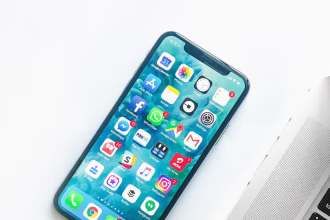 Persona usando un iPhone con aplicaciones móviles, imagen asociada al mercado europeo de apps.