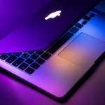 Ordenador portátil de Apple sobre una mesa como referencia a Apple Intelligence