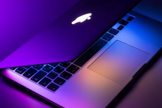 Ordenador portátil de Apple sobre una mesa como referencia a Apple Intelligence