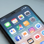 Persona usando un smartphone con iconos de aplicaciones moviles