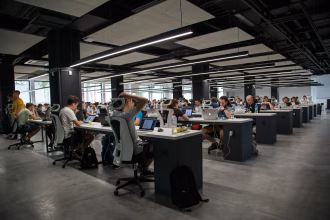 Equipo analizando datos de comercio electrónico en una pantalla