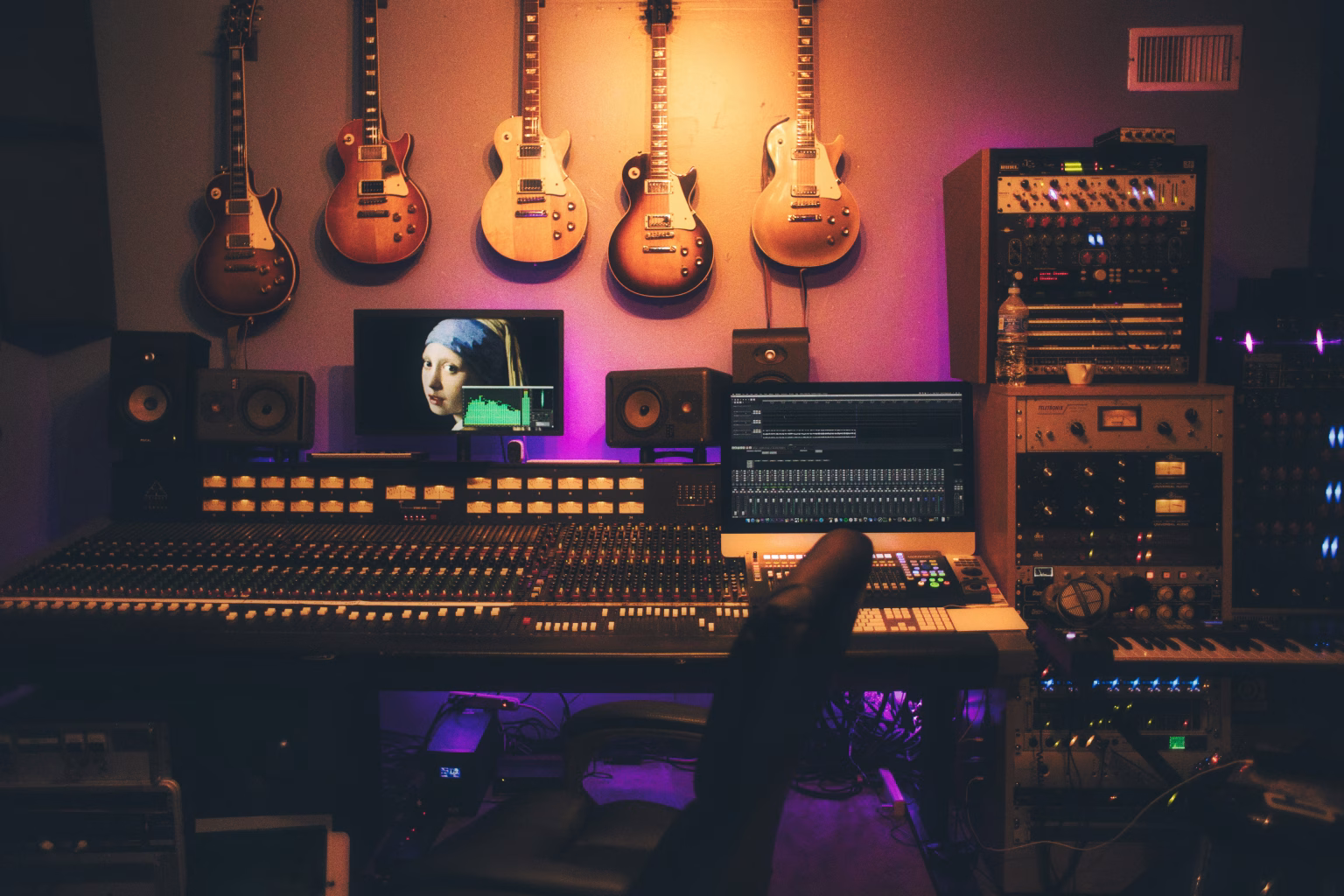 Estudio de música con equipos de grabación y producción sonora