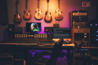 Estudio de música con equipos de grabación y producción sonora