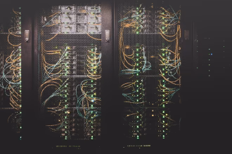 Servidores en un centro de datos, imagen asociada a aplicaciones empresariales con IA en nube privada.