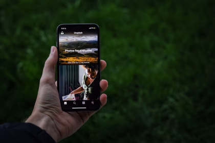 Persona usando un telefono movil, imagen temática para redes sociales y privacidad digital