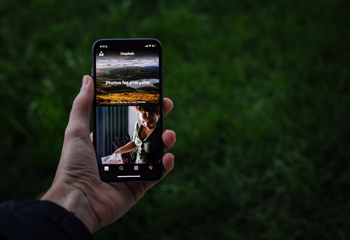 Persona usando un telefono movil, imagen temática para redes sociales y privacidad digital