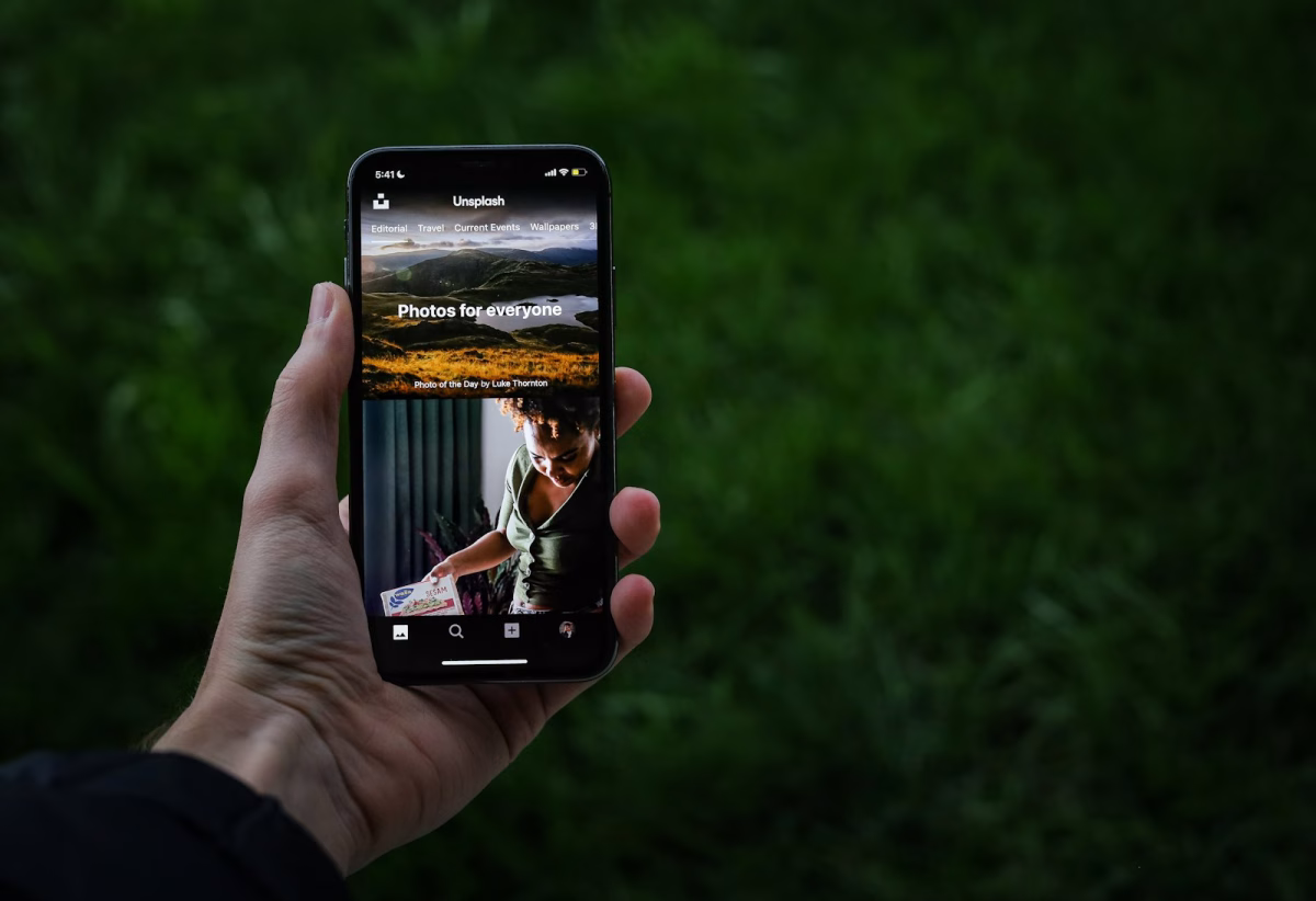Persona usando un telefono movil, imagen temática para redes sociales y privacidad digital