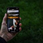 Persona usando un telefono movil, imagen temática para redes sociales y privacidad digital