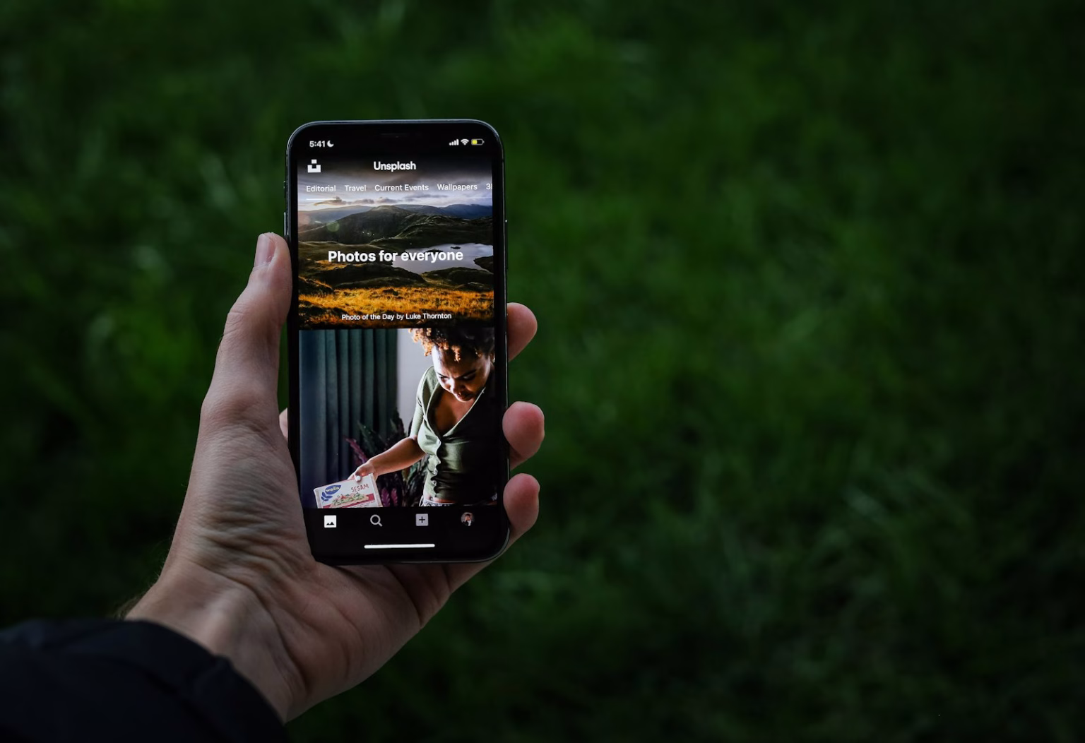 Persona usando un telefono movil, imagen temática para redes sociales y privacidad digital