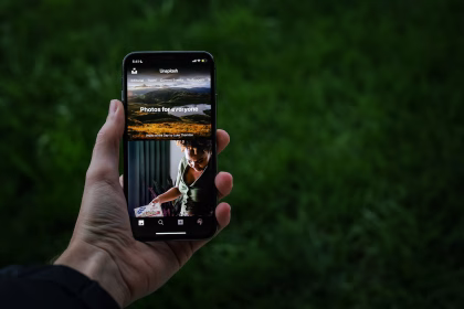 Persona usando un telefono movil, imagen temática para redes sociales y privacidad digital