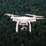 Dron volando al atardecer como simbolo de movilidad aerea autonoma