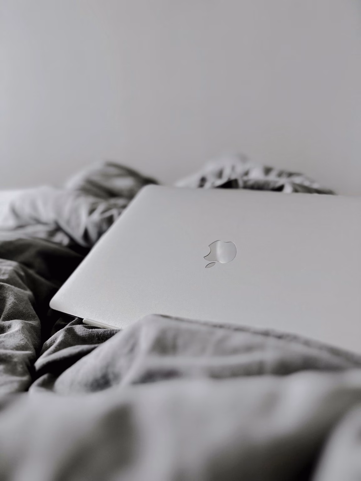 Portátil en una cama, imagen relacionada con herramientas de diseño y productividad digital