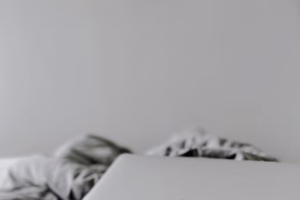 Portátil en una cama, imagen relacionada con herramientas de diseño y productividad digital