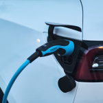 Punto de recarga para vehículo eléctrico conectado en una estación urbana