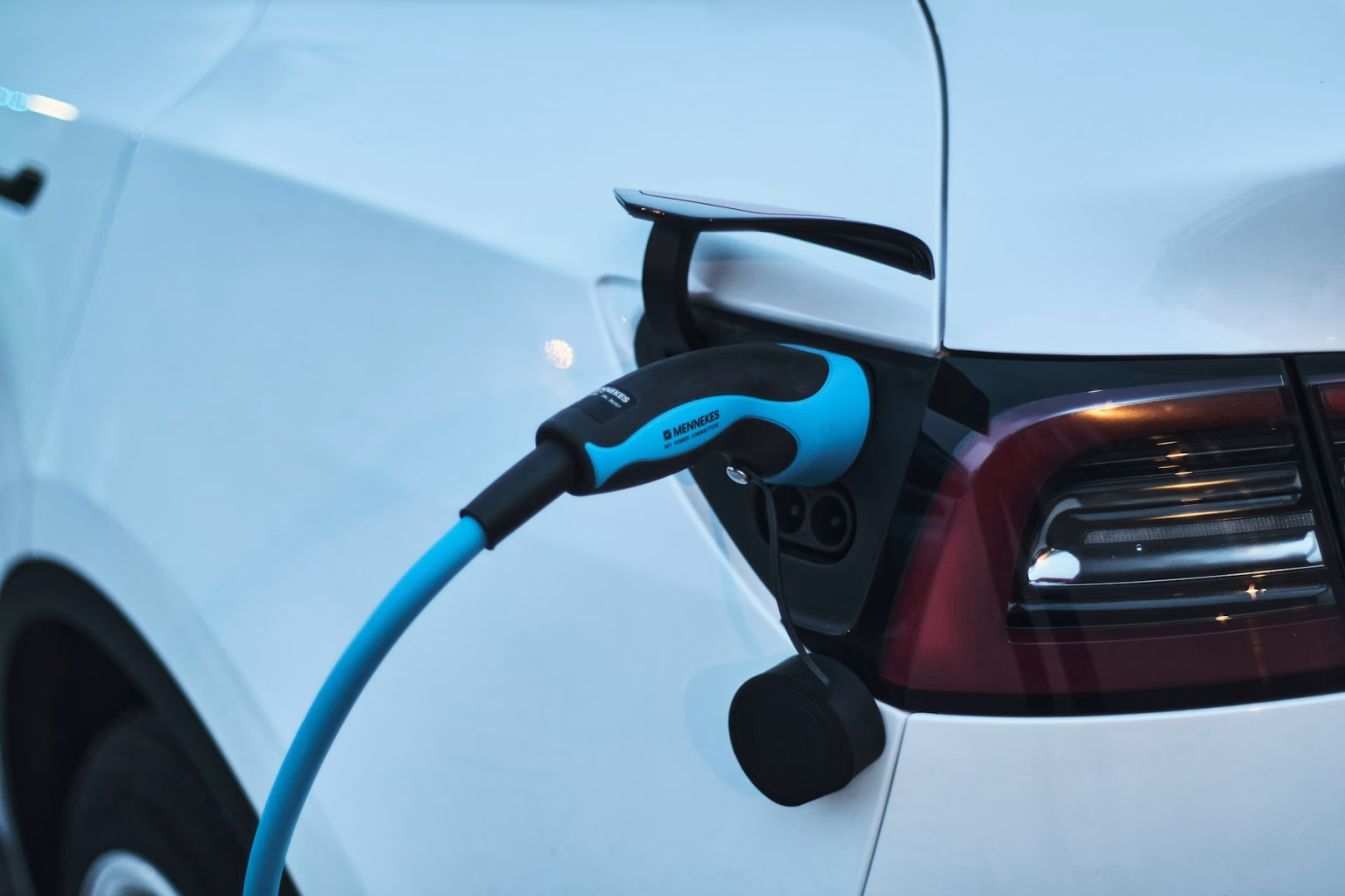 Punto de recarga para vehículo eléctrico conectado en una estación urbana